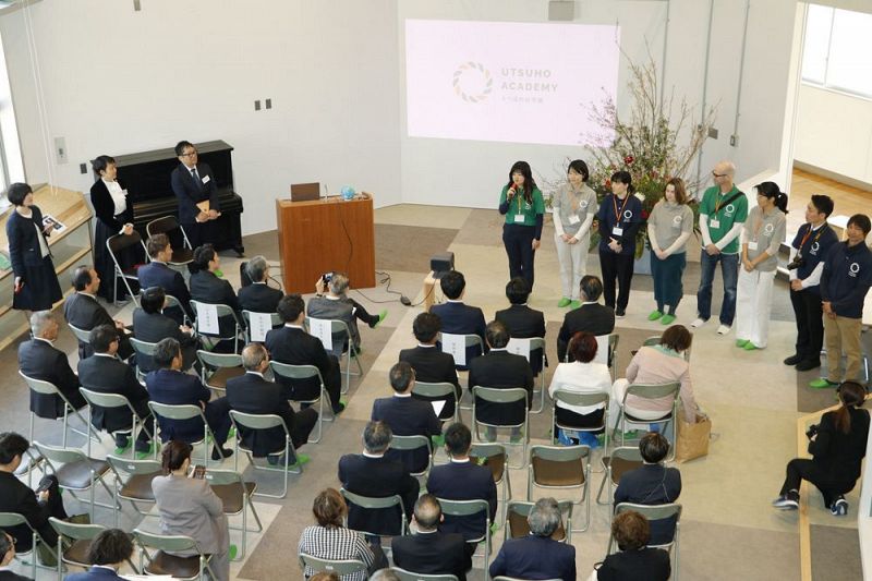 開校記念式典であいさつする教職員（和歌山県田辺市中辺路町で）