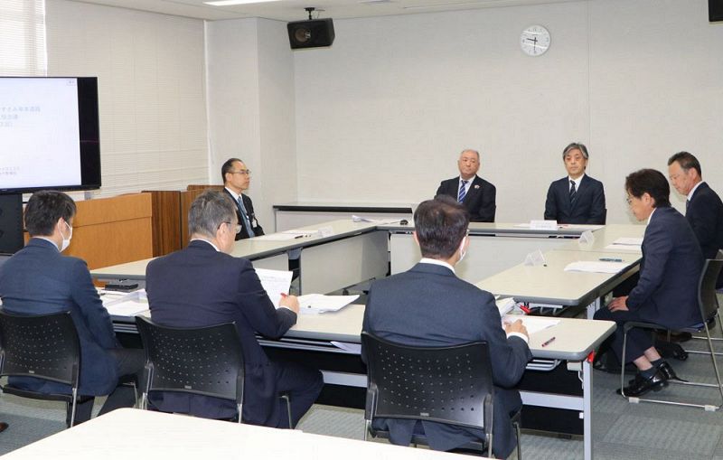 すさみ串本道路の工事の課題や開通見通しについて話し合う関係者（２３日、和歌山市で）