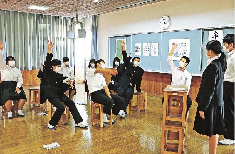 文化発表会での演劇上演に向けて練習する明洋中の３年生有志（和歌山県田辺市目良で）