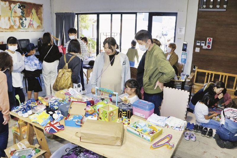 親子連れが多数訪れにぎわう不用品の譲渡会（和歌山県田辺市神子浜２丁目で）