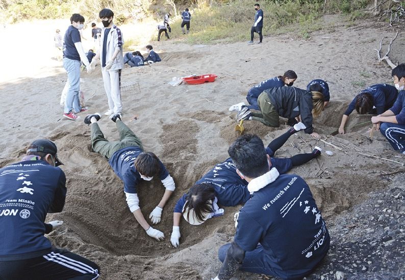 調査を手伝うライオン大阪工場の社員