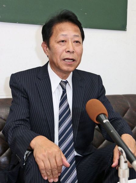 次期白浜町長選への出馬を表明する玉置公良氏（１日、和歌山県白浜町役場で）