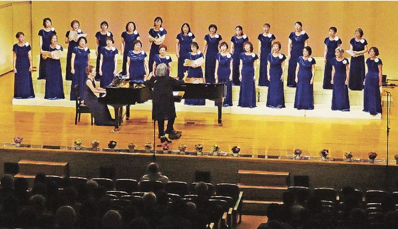 歌声を響かせる串本コーロびおれった（和歌山県串本町串本で）