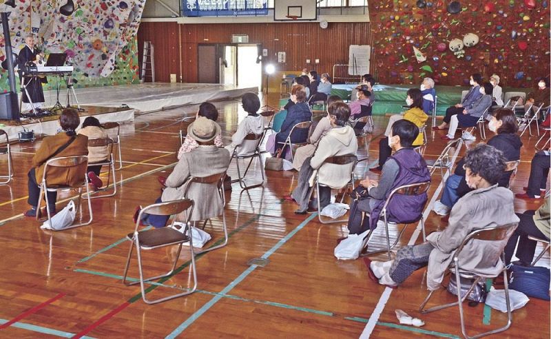 ウクライナ支援のチャリティーイベントで関守研悟さん（左）の音楽法話を聴く来場者＝和歌山県みなべ町清川で