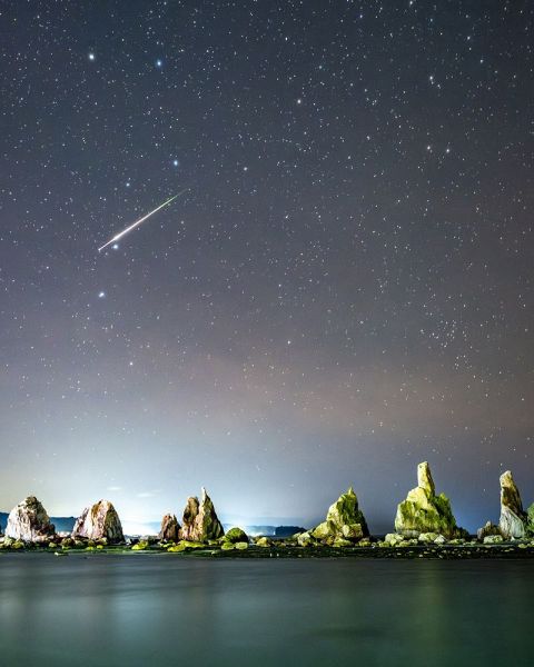 橋杭岩の上で輝いた流れ星（１５日午前１時ごろ、和歌山県串本町で）＝長時間露光