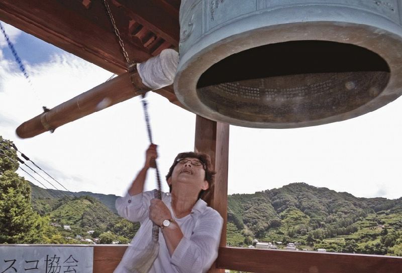 平和への願いを込めて鐘を打ち鳴らす参加者（６日、和歌山県田辺市中三栖で）