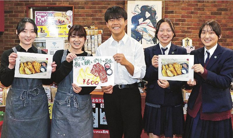 「新感覚！梅と鯛とポテトの出会い」をＰＲする神島屋とカフェスタッフ（和歌山県白浜町堅田で）