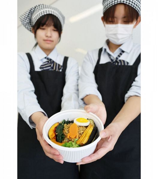 公式見学場で販売される「ロケットまぜそば」（和歌山県串本町串本で）