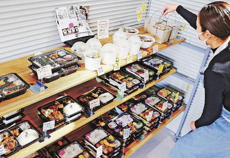 弁当やミニ丼などが並ぶ持ち帰り専門店「ｔｏ　ｍａｒｋｅｔ」（和歌山県田辺市秋津町で）