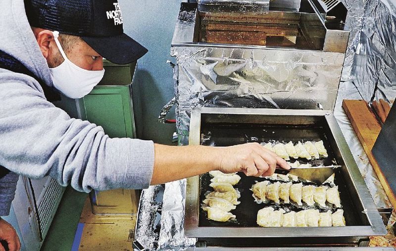 持ち帰り専門のギョーザ店「玲玲」を開業した岡林大介さん（和歌山県上富田町市ノ瀬で）