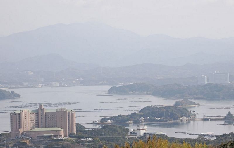 黄砂の影響でかすむ田辺市街地（２５日午前９時ごろ、和歌山県白浜町で）
