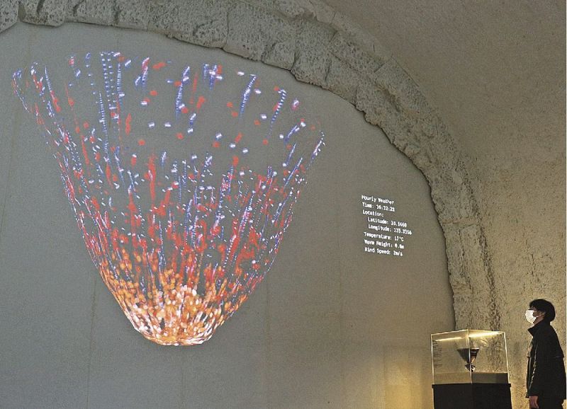 三段壁洞窟内エレベーターホールで展示されている映像作品（和歌山県白浜町で）