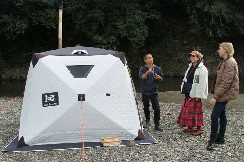切目川河川敷で提供している「みかんサウナ」は、印南町で実施したモニターツアーでも好評だった（昨年１２月、和歌山県印南町で）