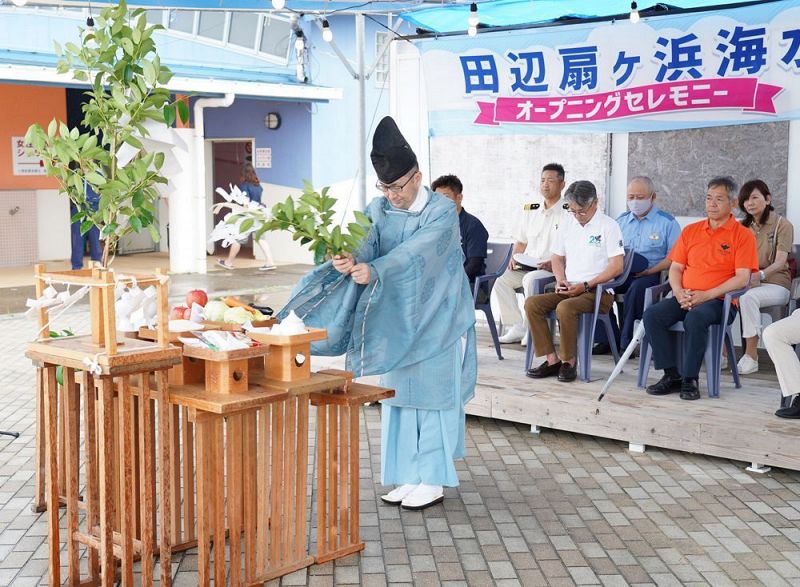 関係者が出席し、営まれた海水浴場オープニングセレモニーの神事（６月３０日、和歌山県田辺市の扇ケ浜海水浴場で）
