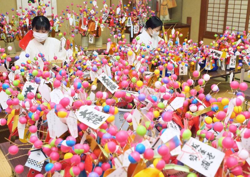 節分に向け縁起物の吉兆を制作するみこ（２６日、和歌山県新宮市で）