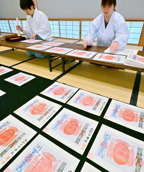 節分に向けて制作が大詰めを迎えている熊野本宮大社の鬼面札（２５日、和歌山県田辺市本宮町で）