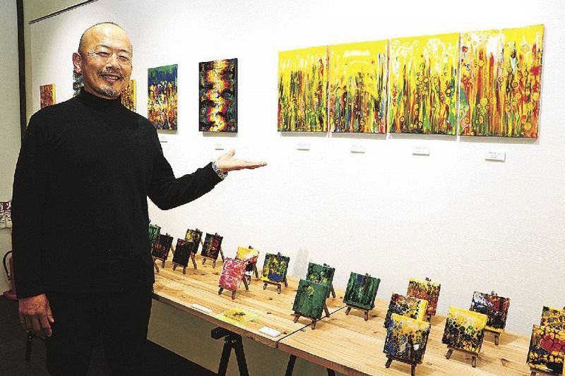 作品展への思いを語る大木ジョージさん（田辺市中辺路町温川で）