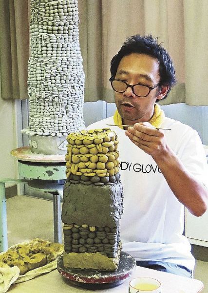 新しい作品を制作する派谷高明さん（和歌山県白浜町市鹿野で）