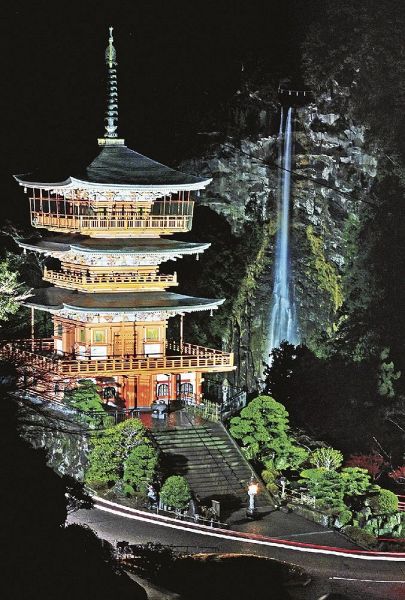 ライトアップによって浮かび上がった那智の滝と三重塔（１９日、和歌山県那智勝浦町で）＝露光時間１３秒