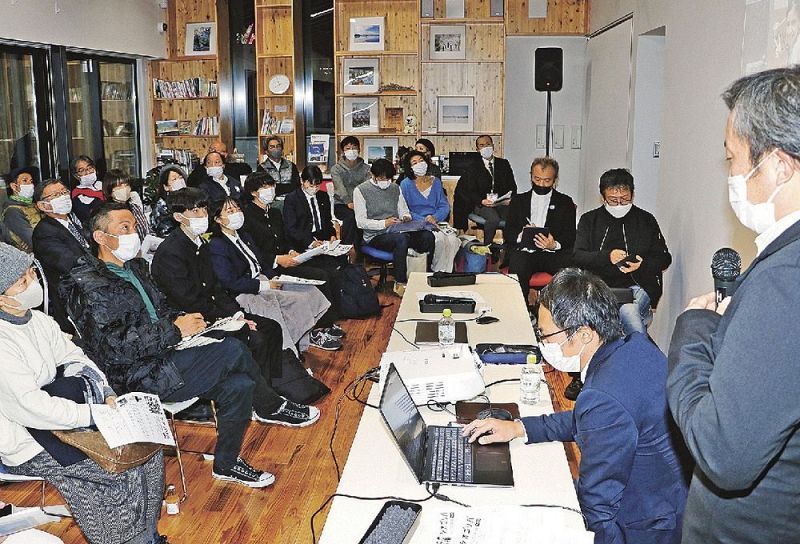 扇ケ浜を活用したイベントについて説明する地元発表者（手前）＝和歌山県田辺市湊で