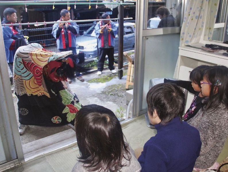 各戸の庭先で行われた獅子舞（和歌山県田辺市龍神村殿原で）