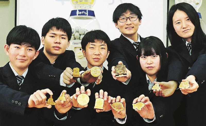 「串本がちゃ」の制作に携わった串本古座高校の生徒（和歌山県串本町串本で）