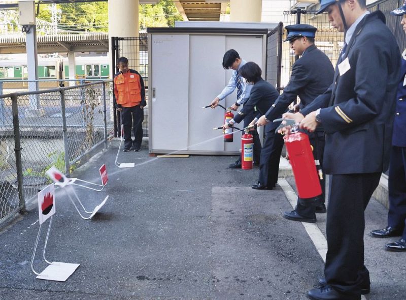 消火器の使い方を学ぶＪＲ紀伊田辺駅の駅員ら（田辺市湊で）