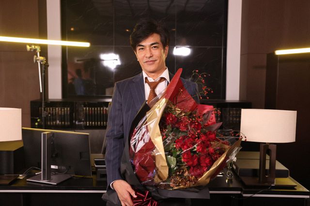 『ESCAPE　それは誘拐のはずだった』クランクアップを迎えた北村一輝（C）日本テレビ