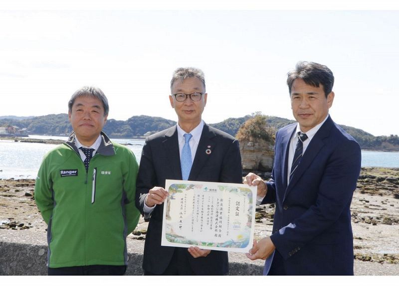 「自然共生サイト」の認定証を手にする新庄漁協の橘智史組合長（右）ら＝１８日、和歌山県田辺市新庄町で
