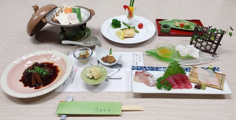 「夏の九絵会席」。写真にある料理の他に雑炊とデザートが付く