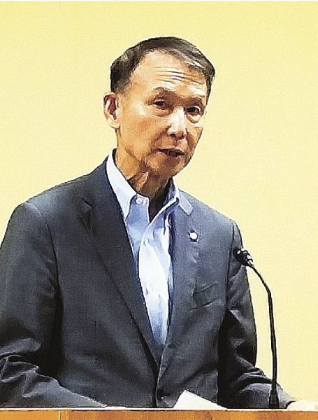 子ども食堂を全小学校区に少なくとも１カ所ずつ整備したい考えを示す岸本周平知事（和歌山県庁で）