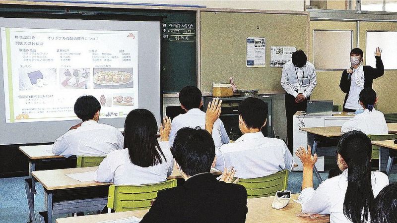 来春オープン予定の産直店について神島高校の生徒に説明する「プラス」社員（和歌山県田辺市文里２丁目で）