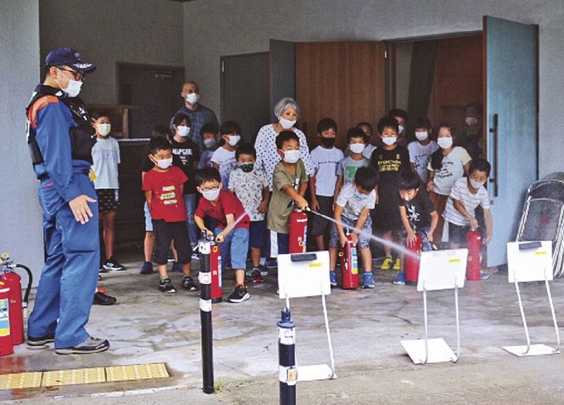 消火器の取り扱い方を学ぶ児童（和歌山県田辺市龍神村安井で）