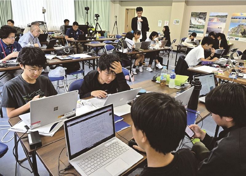 知恵を絞りながらアプリケーションの開発に取り組んだ参加者（４日、和歌山県串本町潮岬で）