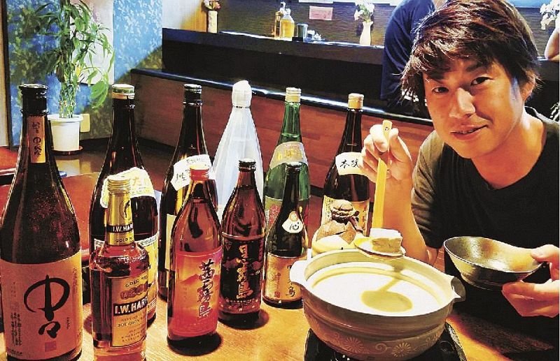 正式メニューになった温泉湯豆腐と児玉直也代表（和歌山県上富田町朝来で）