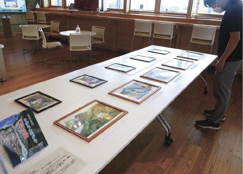 南紀熊野ジオパークセンターで開かれている原画展（和歌山県串本町潮岬で）