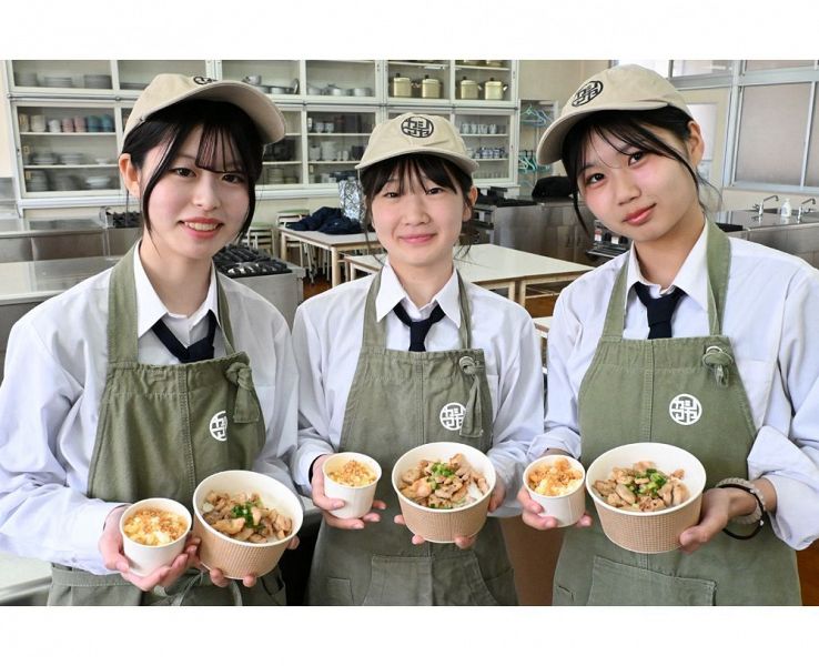 試作した「梅やきとり丼」と「梅あられアイス」を持つ（左から）和田心絵奈さん、山根那南さん、辻田佑梨さん＝神島高校で