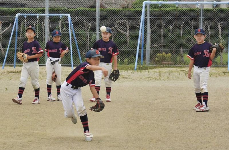守備の練習をする岩田シャークスの児童（和歌山県上富田町岩田で）