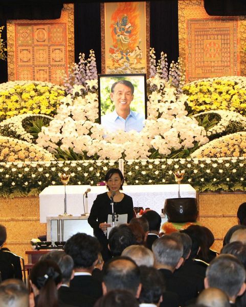 岸本周平知事の通夜で、参列者にあいさつする妻の香織さん（１６日、和歌山市で）