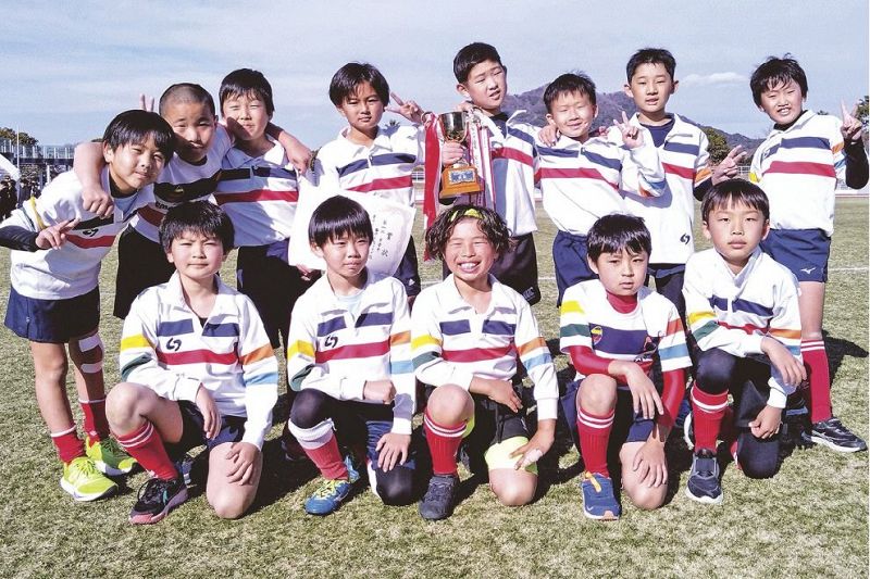 中学年の部で優勝した「梅干しジュニアクラブ」の選手たち＝提供