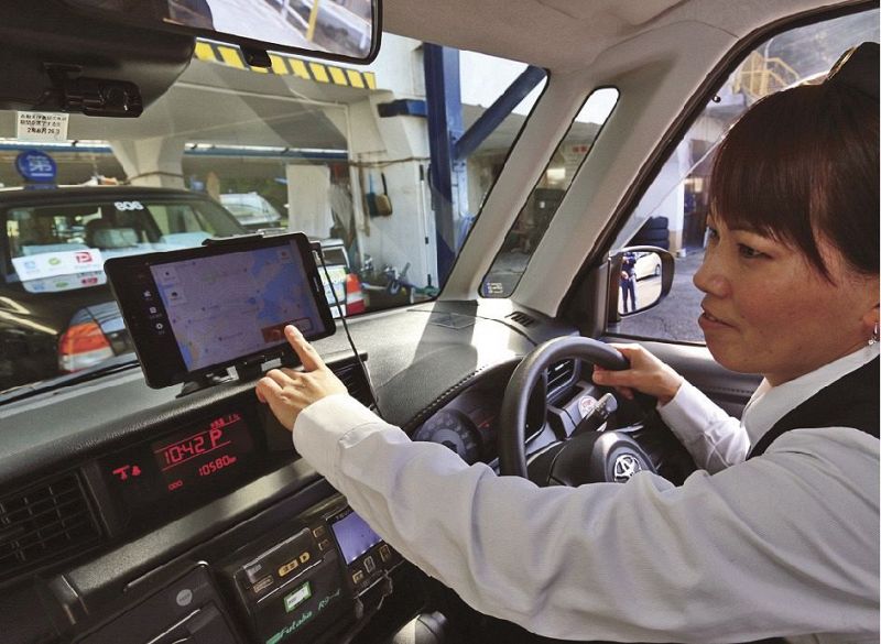 タクシー車内に搭載するタブレット端末で利用者からの配車予約を受け付ける（和歌山県白浜町で）