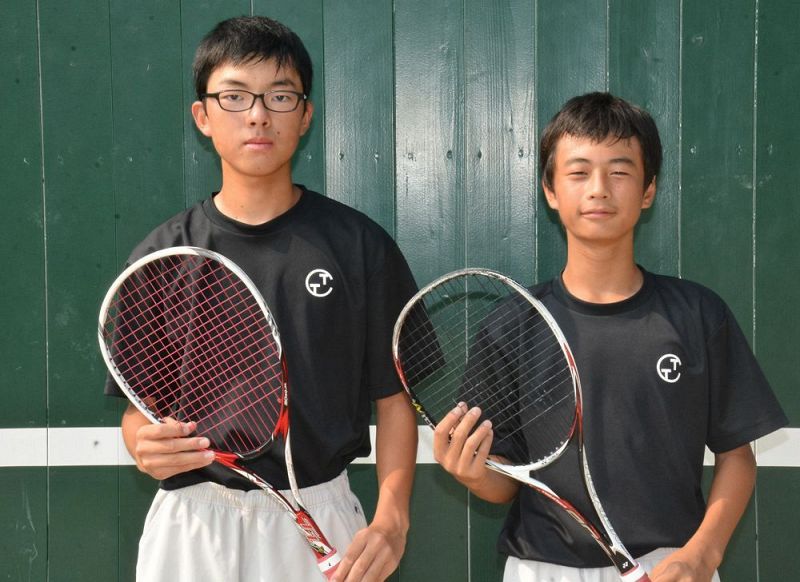 男子個人でベスト８に入った高雄の（左から）中本昊希君、加田篤稀君の組