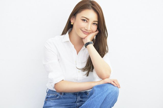 第2子女児の出産を報告したモデルの里海