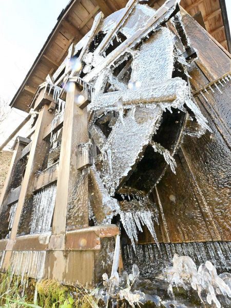 つららがびっしりと着いた水車（１０日午前１０時ごろ、和歌山県田辺市中辺路町高原で）