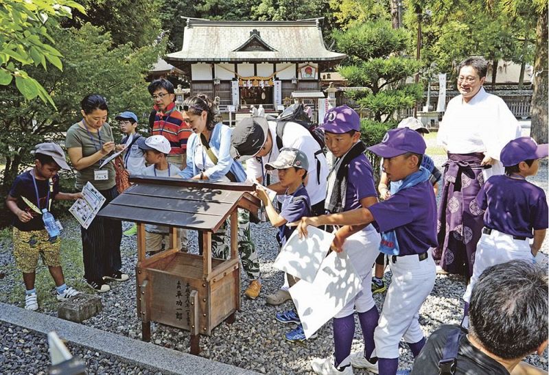 クイズラリーのヒントを見つけて喜ぶ参加者（１８日、和歌山県田辺市東陽の闘雞神社で）
