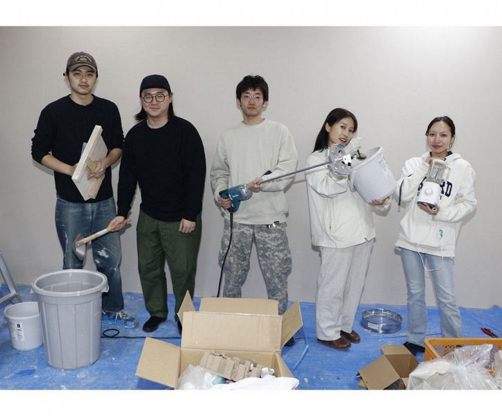 駅前ギャラリーを改修する武蔵野美術大学生グループ。中央が小澤拓生さん（和歌山県田辺市湊で）