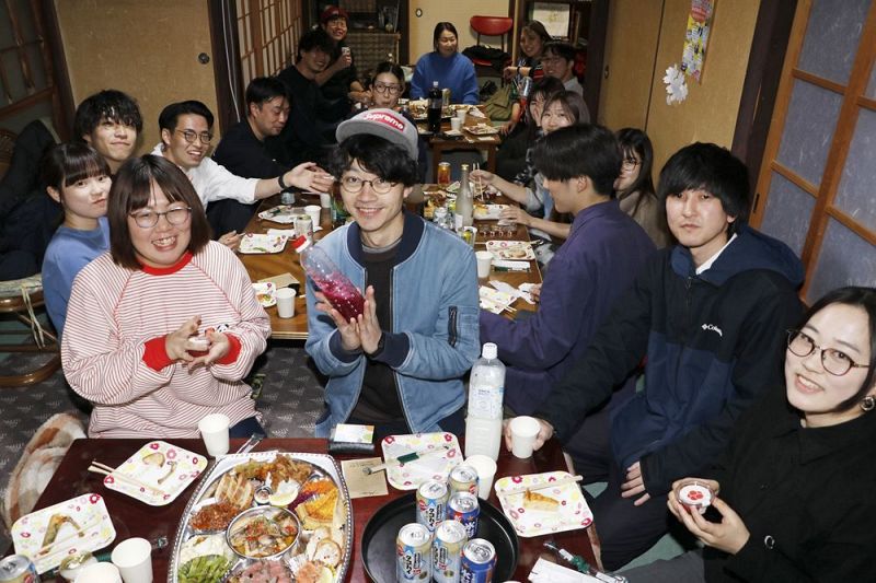 地元の事業者と交流するインターンの大学生ら（和歌山県田辺市下屋敷町で）