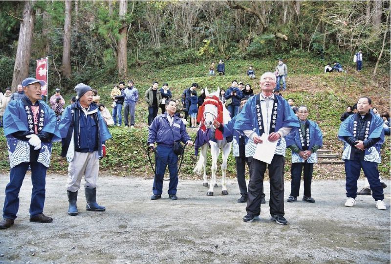 馬駆けの前に馬子節を奉納する馬子節保存会のメンバー