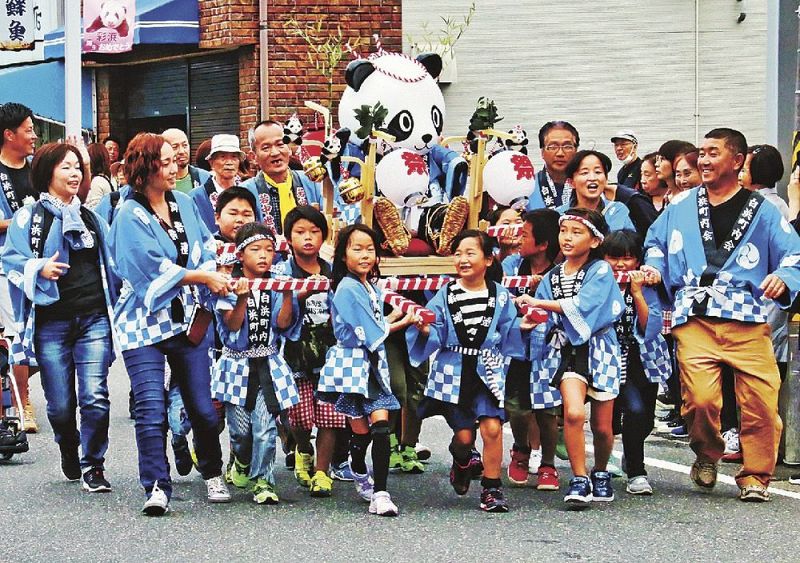 パンダの飾りを付けたみこしを担いで走る子どもたち（１７日、和歌山県白浜町で）