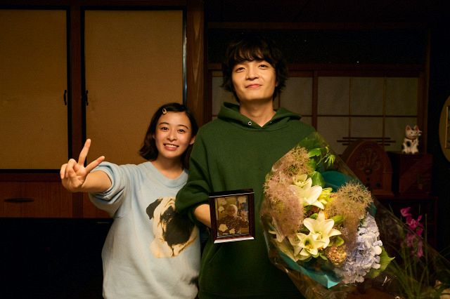 夜ドラ『ひらやすみ』クランクアップを迎えた（左から）森七菜、岡山天音（C）NHK